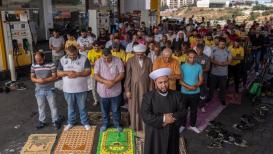 أداء صلاة الجمعة أمس في  إحدى محطات الوقود بلبنان حيث يضطر المواطنون للوقوف ساعات طويلة أمام محطات الوقود لتزويد سياراتهم به