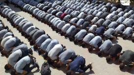أقم صلاتك تنعم بحياتك".. صلاة الظهر في مدرسة شهداء النصيرات وسط قطاع غزة