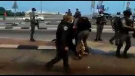 اعتداء الاحتلال على والد الشهيدة مي عفانة واعتقال شباب أثناء المطالبة باسترداد جثمانها