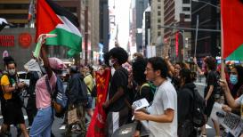 مئات الفلسطينيين والأجانب يتظاهرون في شوارع نيويورك الأمريكية تضامناً مع فلسطين وتأكيداً على حق العودة إلى فلسطين