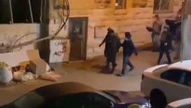حملة مداهمات واعتقالات واسعة في قرية العيسوية في القدس المحتلة