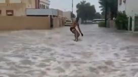فيديو طريف من أحد شوارع العاصمة العُمانية مسقط مع إعصار "شاهين" الذي يضرب سواحل السلطنة
