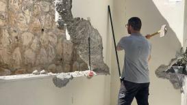 بلدية الاحتـلال تجبر عائلة بزبزت على هدم غرف سكنية في حي وادي الجوز بالقدس المحـتلة