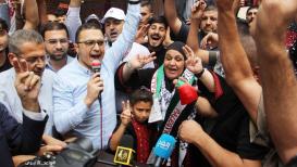 مشاهد من الفرحة بوصول الأسيرة نسرين أبو كميل إلى منزلها في غزة