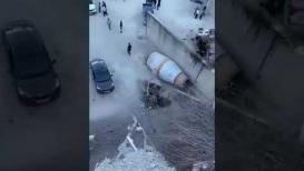 انقلاب شاحنة من منحدر جبلي وانفصالها إلى جزأين على حاجز قلنديا