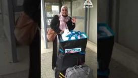 لحظة دخول الأسيرة نسرين أبو كميل إلى غزة بعد منعها ثلاثة أيام من لقاء زوجها وأبنائها