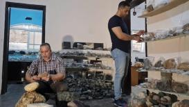 مواطن من غزة يحوّل منزله إلى معرض للأحجار النادرة