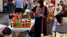 سوق الحرجة" تقليد سنوي تنظمه بلدية مدينة رام الله، وتستضيف فيه حرفيين وإبداعات يدوية تقليدية فلسطينية من التراث الفلسطيني.