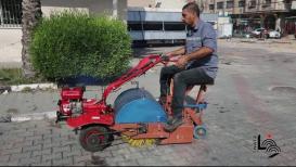 مهندسان فلسطينيان من غزة يبتكران آلة لتنظيف الشوارع