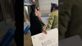 نبع الحنان.. جاء لاستقبال والدته في المطار فكانت النتيجة !