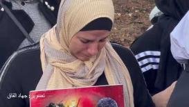 لحظات من الألم.. والدة الشهيد عمر أبو ليلى تبكيه في وقفة برام الله للمطالبة باسترداد جثمانه