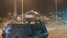 الاحتلال يهدم أكثر من 10 محلات ومنافع تجارية في مدخل بلدة حزما بالقدس