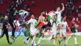 المنتخب الجزائري يحتفل بعلم فلسطين بعد تأهلها لنصف نهائي كأس العرب