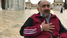 فرحة مواطن مريض من غزة بصلاته لأول مرة في المسجد الأقصى المبارك