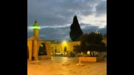 في مشهد مؤلم وحزين.. احتفالات المستوطنين تشوّش على صلاة المغرب في المسجد الأقصى