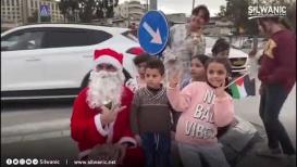 بابا نويل يوزع هدايا أعياد الميلاد في حي الشيخ جراح