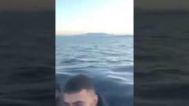 شاهد شباب من غزة يوثقون لحظات من رحلة الهجرة داخل اليونان.