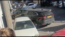 لحظة اعتقال فتاة يشتبه في أنها منفذة عملية الطعن من داخل مدرسة في حي الشيخ جراح