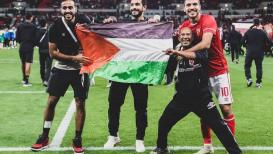 الأهلي المصري يرفع العلم الفلسطيني خلال احتفاله وتتويجه بـ #كأس_السوبر_الأفريقي