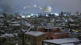 صور جمال مدينة القدس وهي تتزيّن باللون الأبيض