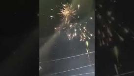 إطلاق ألعاب نارية من أمام منزل الأسير هشام أبوهواش احتفالا بانتصاره وانتزاع حريته بعد إضراب 141 يوما