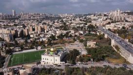 القبة الذهبية المقامة حديثا في مسجد الرحمن ببيت صفافا والتي أصدرت بلدية الاحتلال بالقدس قرارا بهدمها