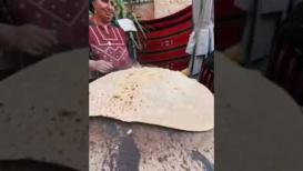 مقدسيات يصنعن خبز الصاج الفلسطيني في إحدى الفعاليات في مدينة القدس.