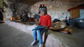 لحماية أراضيهم من الزحف الاستيطاني.. فلسطينيون يعيشون داخل كهوف في منطقة المفَقَّرَة جنوب مدينة الخليل