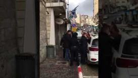 مكبّل اليدين.. المقدسي محمود صالحية أمام مركز التوقيف بعد رفضه التنازل عن منزله وإخلائه للمستوطنين