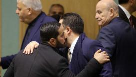 النائبان في البرلمان الأردني أندريه العزوني وسليمان أبو يحيى يتعانقان في أجواء مصالحة بعد عراك مسيء