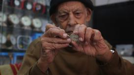 الثمانيني إبراهيم الهمص من رفح يعمل في مجال تصليح الساعات منذ 65 عاماً