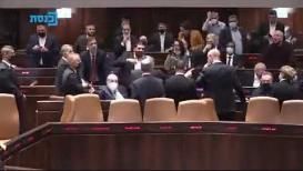 مشادات وشغب بين أعضاء الكنيست وهجوم على رئيس وزراء الاحتلال أثناء مناقشة قانون الكهرباء