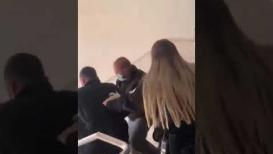 الاحتلال يعتدي على والدة الأسير المقدسي علي أبو غنام بعد محاولتها احتضانه أثناء نقله للمحكمة.