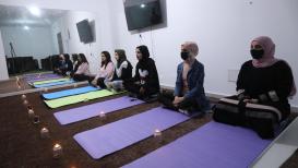 فتيات يمارسن رياضة اليوغا في مدينة غزة