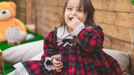 مريم صباح.. أول طفلة من متلازمة السعادة تعمل كعارضة أزياء