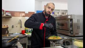 الشيف بدوان يُدخل وجبات المطبخ الصيني على المائدة الغزية