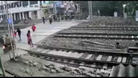 الهند| نجاة سائق دراجة نارية بأعجوبة .. القطار حول دراجته الى حطام !!