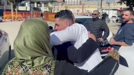 مشهد مؤثر.. الاسير المقدسي أحمد الشويكي يعانق والدته بعد 20 عاما من الاعتقال في سجون الاحتــلال