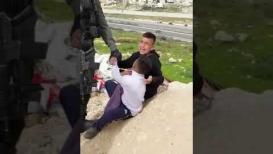 مشهد من الحياة اليومية التي يعيشها الأطفال في فلسطين