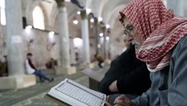 أهالي نابلس يتلون القرآن الكريم في مساجد البلدة القديمة. تصوير: أيمن نوباني