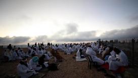 سامريون يحجون على قمة جبل جرزيم في نابلس في نهاية أيام عيد الفسح