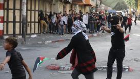 فتيات فلسطينيات يشاركن في مسيرات رفع العلم والتصدي لقوات الاحــتــلال في الخليل