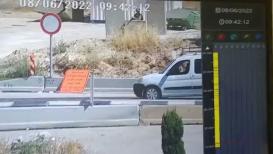 لحظة استيلاء سائق فلسطيني على سلاح جندي إسرائيلي بعد اعتداء الأخير عليه على مفترق الفوار قرب الخليل