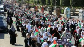 موكب يضم 800 حافظة فلسطينية للقرآن الكريم يجوب شوارع غزة