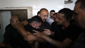 ذوو الشهيد نبيل غانم (53 عاما) يتسلمون جثمانه بعد احتجازه من قبل الاحتلال الذي أطلق عليه النار قبل أيام قرب بوابة جلجولية في قلقيلية أثناء ذهابه لعمله.