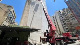 الفنان الفلسطيني بلال خالد ينهي رسمه لجدارية الغرافيكي في شارع الحمرا ببيروت والتي كتب عليها بِكُم نبني الغدَ الأحلى .. بِكُم نمضي وننتصرُ.