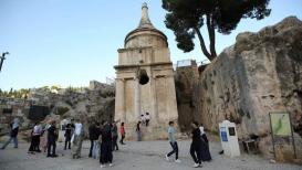 شبان وشابات من مدينة القدس يشاركون في جولة ضمن مبادرة  القدس في الليل حلوة التي تهدف إلى إحياء البلدة القديمة وإنعاش أسواقها