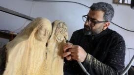 الفنان طارق سلسع من بيت ساحور يبدع في نحت المجسمات الفنية