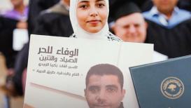 عائلة الأسيـر زكريا الزبيدي تتسلم شهادة الماجستير من جامعة بيرزيت نيابة عنه.