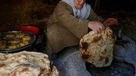 نابلس| فاطمة حماد تخبز الطابون التقليدي منذ أكثر من 40 عاماً